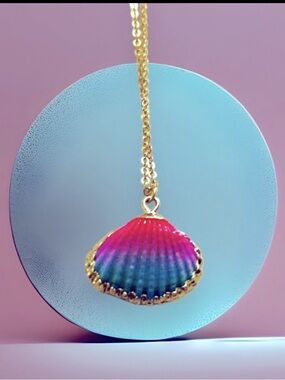 Women’s necklace Seashell and Gold Necklace Nwt